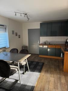 Una cocina con una mesa y sillas en una habitación. en Ferienwohnung Distelkamp, en Neuwied 8 fotos más
