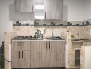 Dapur atau dapur kecil di Cómodo apartamento Líbano tolima +6 gambar