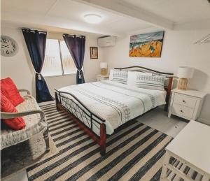 Una cama o camas en una habitación de Hamptons