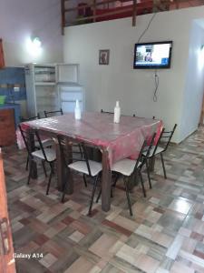 una mesa con un mantel en una habitación en Large Duplex #1, en San Bernardo 15 fotos más