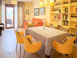 a living room with a table and chairs at Xilgar - O Vimbieiro Chalet in Sanxenxo