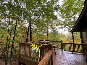 una terrazza in legno con tavolo e panca di Cozy Haven - Mountain View, Hot Tub, Fire Pit a Blue Ridge