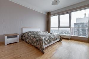 Ένα ή περισσότερα κρεβάτια σε δωμάτιο στο Skyline Penthouse with Sunset Views, Jacuzzi & Free Parking