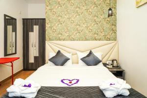 a bedroom with a bed with two towels on it at Le Karaj Meadows in Lovedale +44 photos