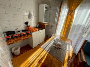 une petite cuisine avec une table dans une pièce dans l'établissement Hermoso departamento en sector Playa Hermosa Pichilemu - Cabañas Parova, à Pichilemu