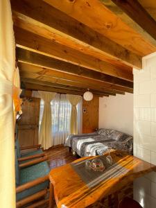 une chambre avec deux lits et un plafond en bois dans l'établissement Hermoso departamento en sector Playa Hermosa Pichilemu - Cabañas Parova, à Pichilemu