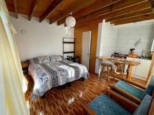- une chambre avec un lit et une table dans une cuisine dans l'établissement Hermoso departamento en sector Playa Hermosa Pichilemu - Cabañas Parova, à Pichilemu