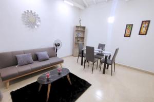 a living room with a couch and a table and chairs at Modern & Central Dining & Nightlife in Estación El Salto +10 photos