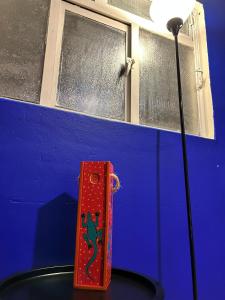 une télécommande rouge posée sur une table dans l'établissement Independencia 106 - Una casa cómoda en el centro historico de Oaxaca, à Oaxaca 24 autres photos