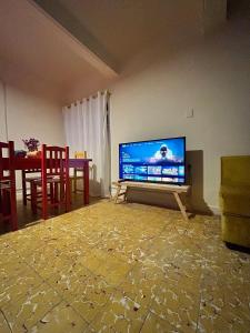 un salon avec une télévision à écran plat sur une table dans l'établissement Independencia 106 - Una casa cómoda en el centro historico de Oaxaca, à Oaxaca