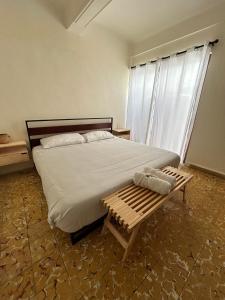 - une chambre avec un grand lit et une table en bois dans l'établissement Independencia 106 - Una casa cómoda en el centro historico de Oaxaca, à Oaxaca