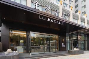 a black building with a hotel sign on it at JI Hotel Beijing Liuliqiao East Subway Station in Beijing