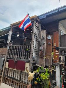 a british flag on the side of a building at Ray Nu Guest House in Phra Nakhon Si Ayutthaya