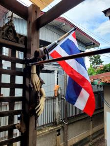 a flag hanging from a pole with a flag at Ray Nu Guest House in Phra Nakhon Si Ayutthaya +74 photos