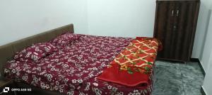 En eller flere senge i et værelse på Rajni Homestay