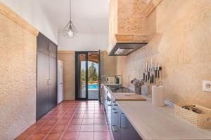 Una cocina con una gran encimera y suelo de baldosas. en Villa Durán, en Cantillana