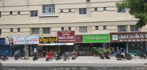 ポラチーにあるHotel BMR Stayの建物前に停車する一団の二輪車