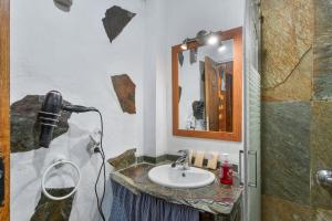 Et badeværelse på Casa Valerón Relax + 14 billeder