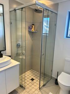 ヘルマナスにあるCentral Town Duplex with Pool, BBQ & Mountain Viewのトイレ付きのバスルームのガラス製シャワー +24枚の写真