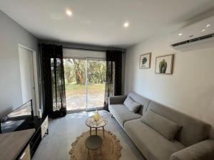 a living room with a couch and a table at appartement Mondragon in Mondragon