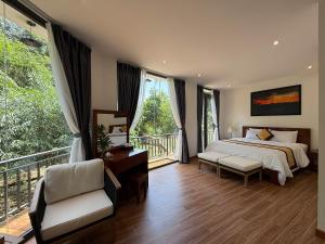 una camera da letto con un letto e un balcone di Agarwood Garden Resort Phu Quoc a Phu Quoc Altre 50 foto