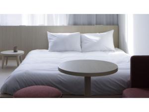 a bedroom with a white bed and a table at SOKI KANAZAWA - Vacation STAY 40315v in Kanazawa +21 photos