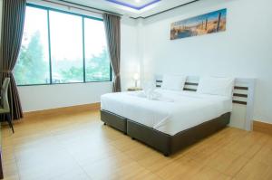 Ένα ή περισσότερα κρεβάτια σε δωμάτιο στο Bouasavan Hotel