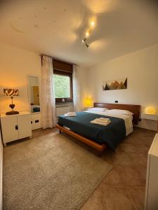 a bedroom with a bed and a window at HabitAlp360 in Roisan +81 photos