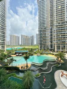 ein großes Schwimmbad in einer Stadt mit hohen Gebäuden in der Unterkunft The Place-Vinhome-Gold in Gò Công