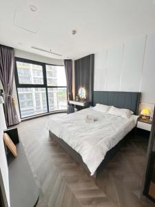 ein großes Schlafzimmer mit einem großen Bett in einem Zimmer in der Unterkunft The Place-Vinhome-Gold in Gò Công