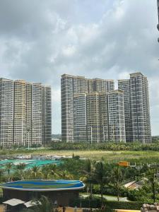 Blick auf eine große Stadt mit hohen Gebäuden in der Unterkunft The Place-Vinhome-Gold in Gò Công + 20 Fotos