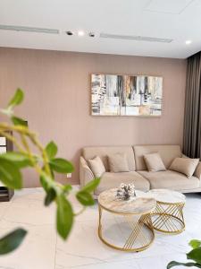 ein Wohnzimmer mit Sofa und Tisch in der Unterkunft The Place-Vinhome-Gold in Gò Công