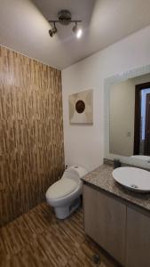 Bilik mandi di Very comfortable full house excellent connection +18 gambar