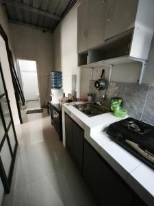 Kuchyň nebo kuchyňský kout v ubytování AdiBerlianohomestay