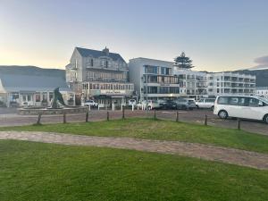 ヘルマナスにあるCentral Town Duplex with Pool, BBQ & Mountain Viewの駐車場車の街