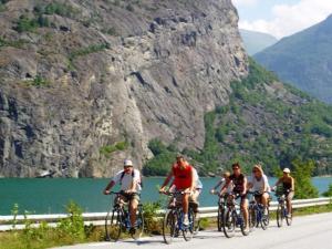 Un grupo de personas que van en bicicleta por una calle en 3 person holiday park home Lærdal, en Lærdalsøyri