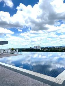 Bazén v ubytování SkyFrame Kuching City View nebo v jeho okolí