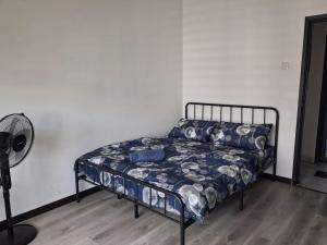 Ce lit se trouve dans un dortoir doté d'un ventilateur. dans l'établissement The EH's Homestay Marina View Villa PortDickson, à Port Dickson 20 autres photos