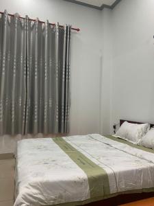 Ένα ή περισσότερα κρεβάτια σε δωμάτιο στο Motel Long Thành Quang