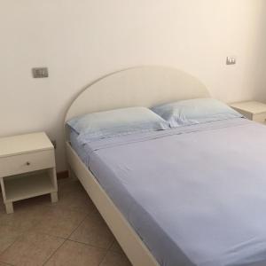 Un pat sau paturi într-o cameră la Bertolottu Residence Apartments