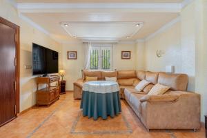 una sala de estar con un sofá y una mesa en Villa Miriam, en El Padul