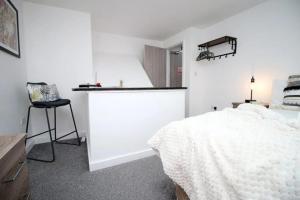 En eller flere senge i et værelse på Cosy Luxury Cardiff Escape + 3 billeder