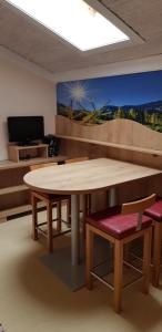 a table and two chairs in a room at Sportpension Alpenrose in Schladming