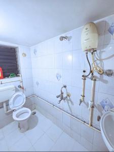 a bathroom with a toilet and a sink at 2 BHK Luxury Apartment At GB Road Thane West in Jāmb