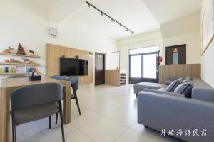 a living room with a couch and a table at Jingyan Haiyu in Magong
