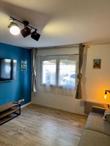 a living room with a couch and a window at Studio Centre-ville de Vannes in Vannes +1 photo