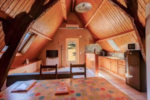 TV a/nebo společenská místnost v ubytování RESOULES I - piscine, charme et nature