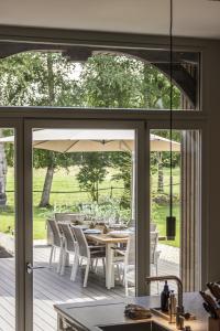 OberndorfにあるDesign-Landhaus BunnyHuus - gesamtes Hausのデッキにテーブルと椅子が置かれたパティオ