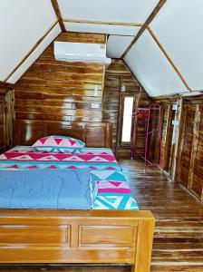 una camera da letto con un letto in una casa di legno di Legend muay thai gym a Ban Nong Chaeng