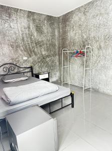 una camera da letto con un letto e una parete di Legend muay thai gym a Ban Nong Chaeng
